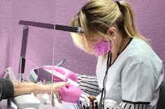 Photo de l'intérieur du cabinet de avec l'espace de travail pour la manucure